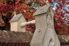 1-Hun-grafmonument-toont-emotie-over-de-scheidingsmuur-heen.-Hij-was-protestants-en-zij-katholiek